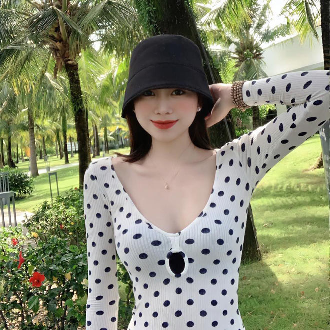 Nhiều người đặt cho cô nàng danh xưng “cô giáo hot girl”, "cô giáo thiên thần", thậm chí có người khuyên cô nên thi Hoa hậu.
