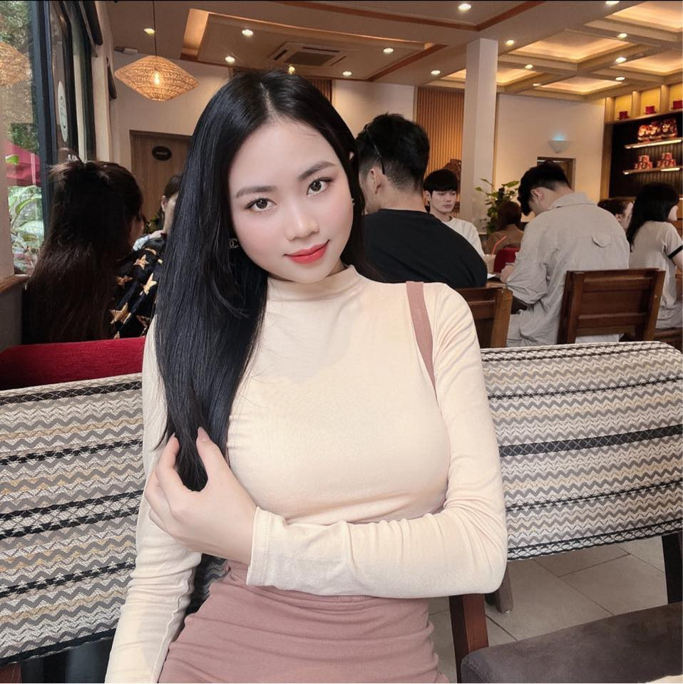 Trong tà áo dài thướt tha, cô giáo trẻ xinh đẹp, dịu dàng với gương mặt hài hoà và vóc dáng thon thả.