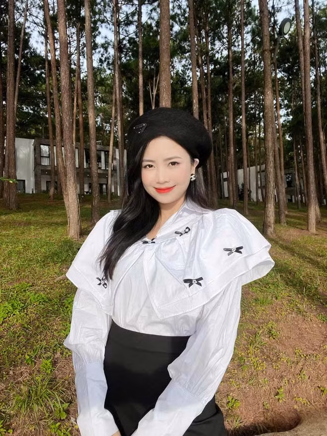 Cô giáo trẻ sở hữu gương mặt đẹp và vóc dáng thon thả. Ảnh: FBNV