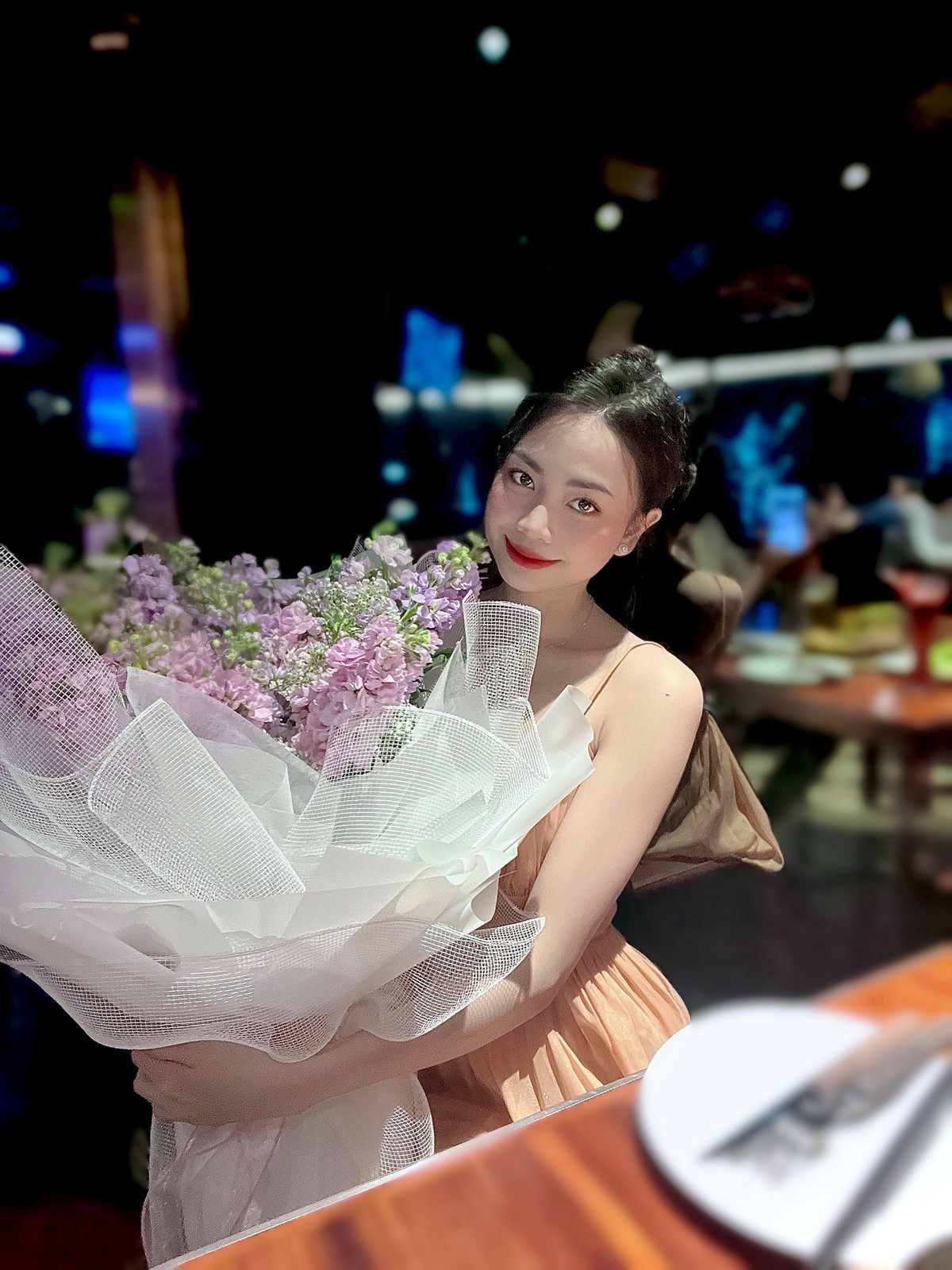 Sau khi được lan truyền rộng rãi, thông tin về cô giáo hot girl này cũng được tìm ra nhanh chóng.