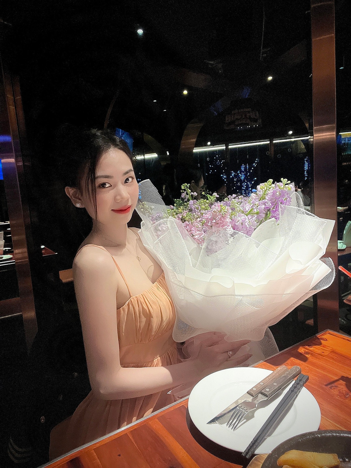 Hình ảnh cô giáo trẻ được chia sẻ trên một Fanpage lớn thu hút hàng nghìn lượt “thả tim” và bình luận quan tâm.