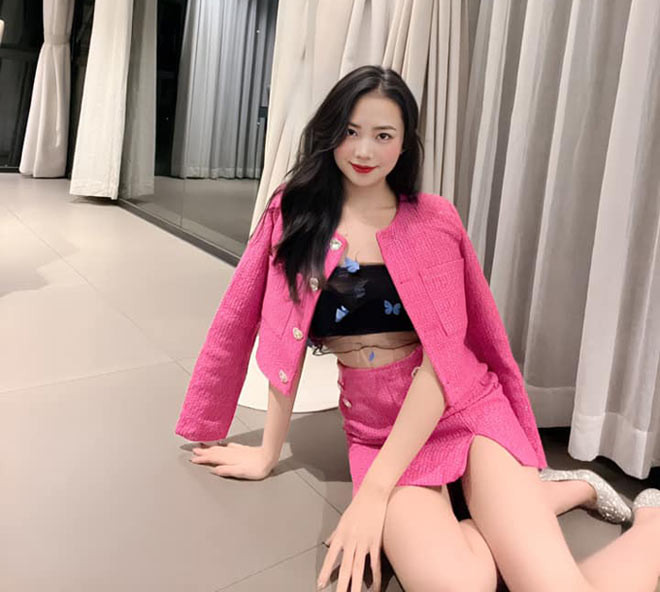 Những hình ảnh mặc áo dài trên giảng đường của cô nàng nhận về nhiều lời khen.