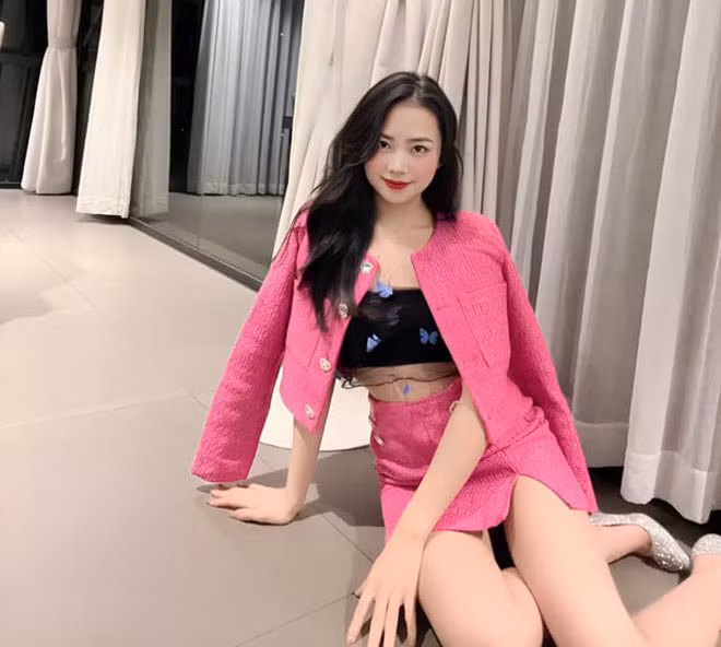 Những hình ảnh mặc áo dài trên giảng đường của cô nàng nhận về nhiều lời khen.