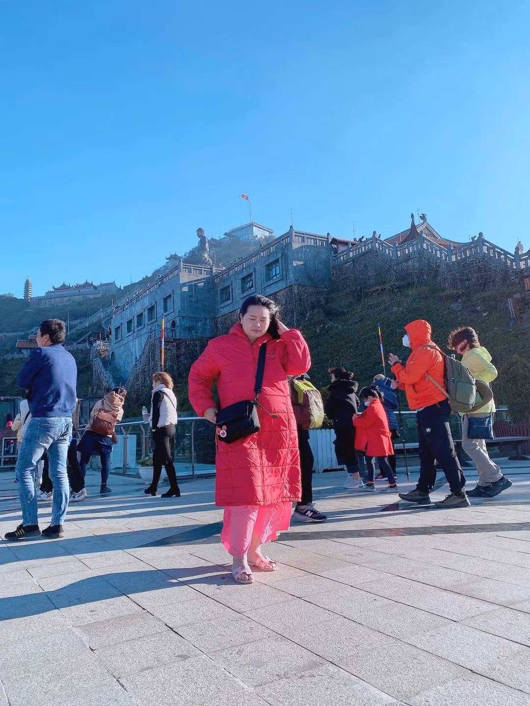 Thay vì chờ vợ tạo dáng xinh đẹp, đứng đúng tư thế thì anh chồng này lại nhanh tay chụp lại khiến bức ảnh của vợ là những tư thế khó đỡ. Ảnh: Kiều Lan Anh