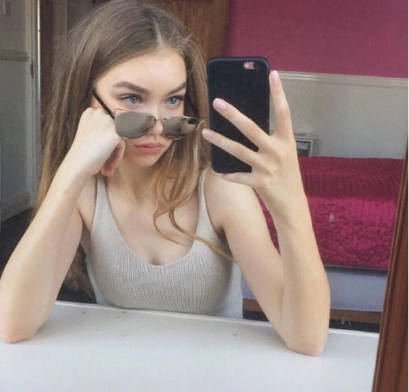 Năm 15 tuổi cô bé nổi tiếng từng khiến nhiều người chú ý vì xinh đẹp lại sở hữu chiều cao ấn tượng là 1m70.