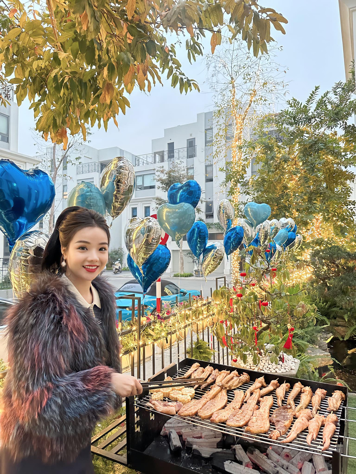 Mới đây tại chương trình Gõ Cửa Thăm Nhà, nghệ sĩ Đức Khuê và MC Huyền Trang khiến nhiều người choáng ngợp khi ghé thăm biệt phủ của hot girl bóng đá Thủy Tiên.