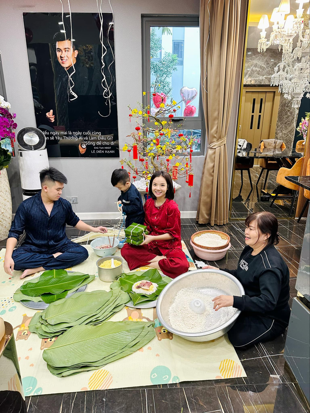 Biệt phủ của gia đình nàng hot girl có tông trắng chủ đạo, phủ nhiều cây xanh, tạo cảm giác trong lành.