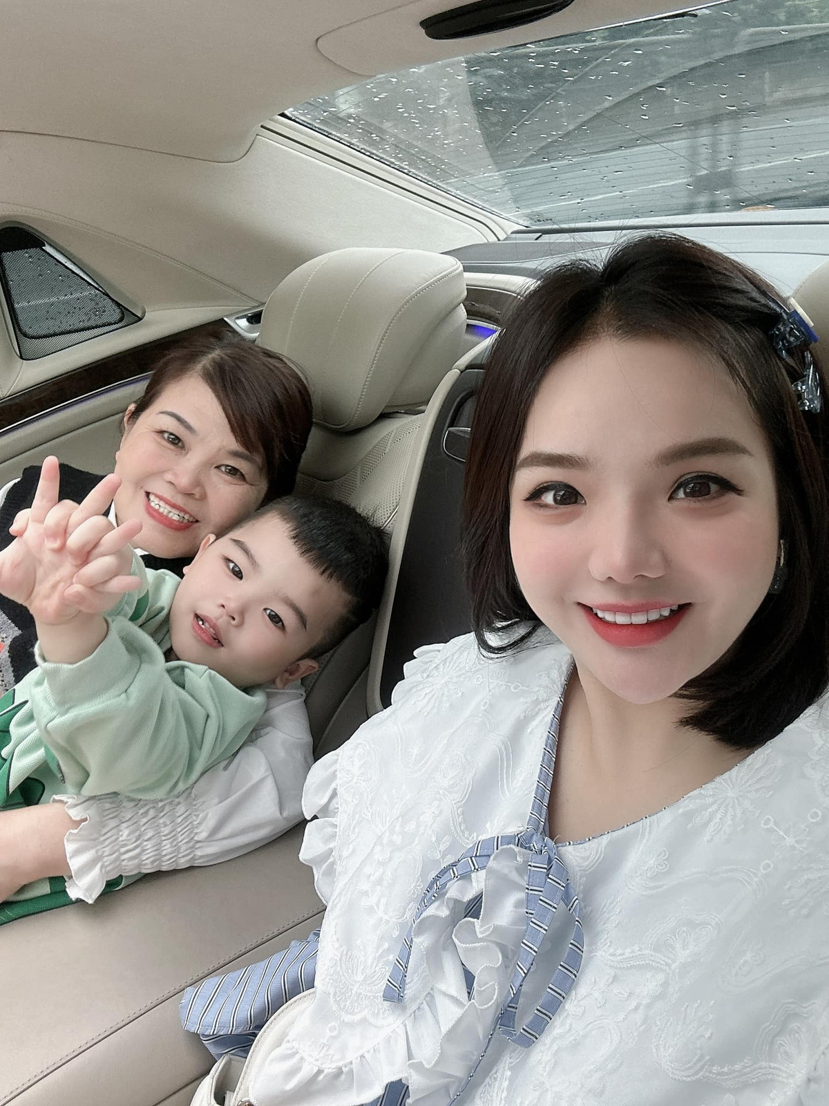 Không chỉ vậy mối quan hệ của hot girl này với mẹ chồng cũng khiến nhiều người phải xuýt xoa ngưỡng mộ. Ảnh: FBNV