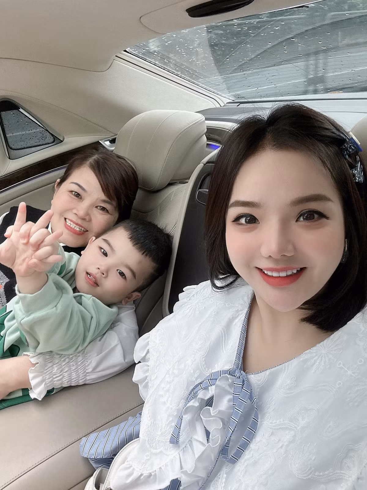 Không chỉ vậy mối quan hệ của hot girl này với mẹ chồng cũng khiến nhiều người phải xuýt xoa ngưỡng mộ. Ảnh: FBNV