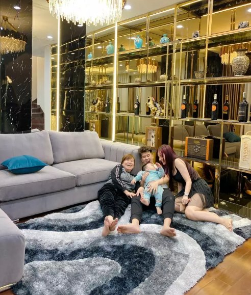 Căn nhà có 4 tầng, gồm 4 phòng nhìn vô cùng khang trang. Mỗi phòng sẽ có một phong cách riêng, phù hợp với mỗi thành viên trong gia đình.