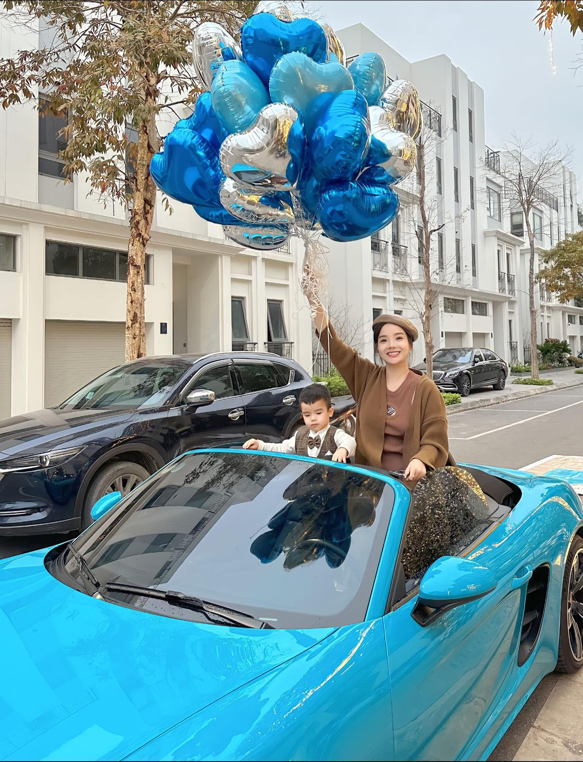 Ngay từ ngoài cổng, ai cũng trầm trồ bởi sự bề thế của ngôi nhà.