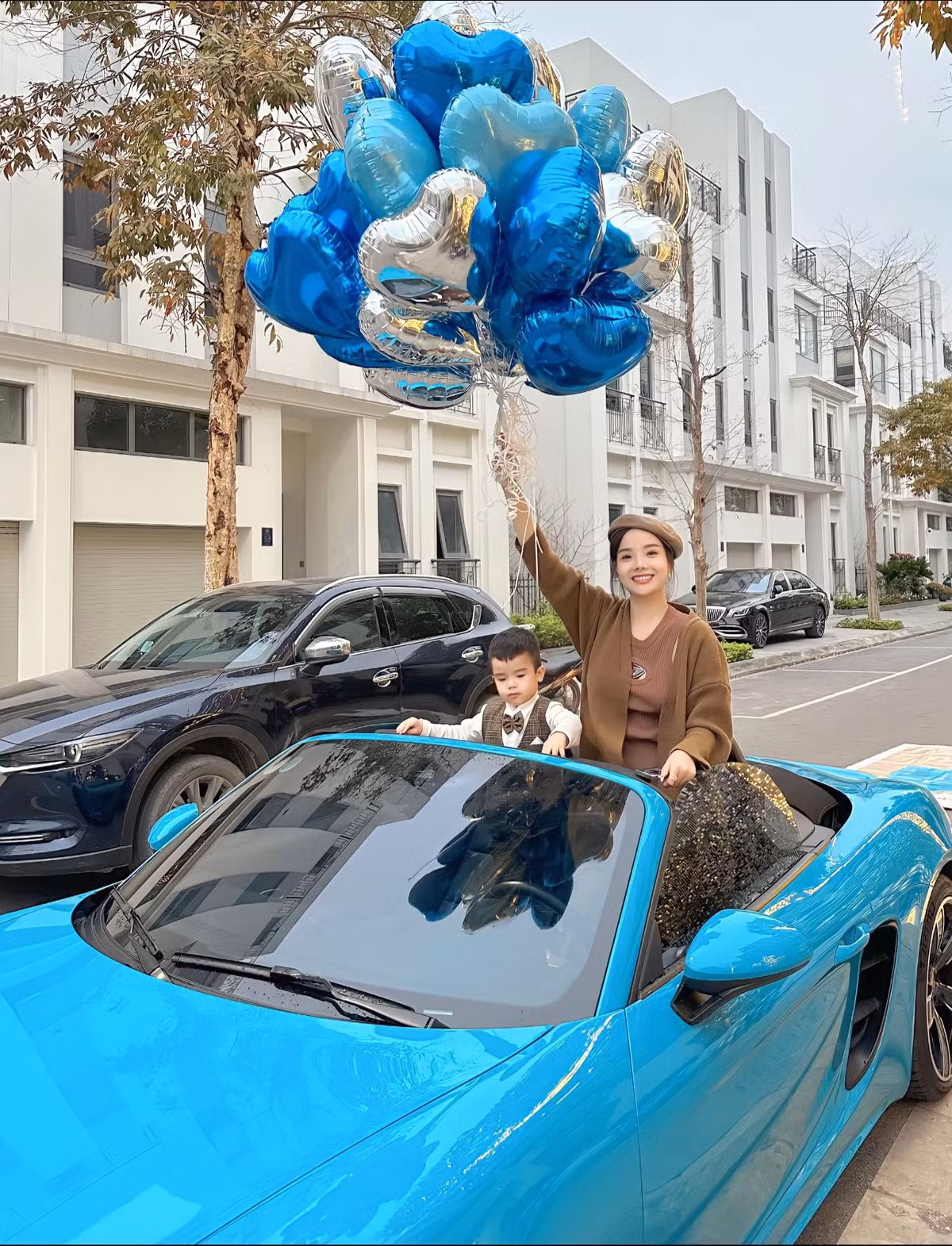 Ngay từ ngoài cổng, ai cũng trầm trồ bởi sự bề thế của ngôi nhà.