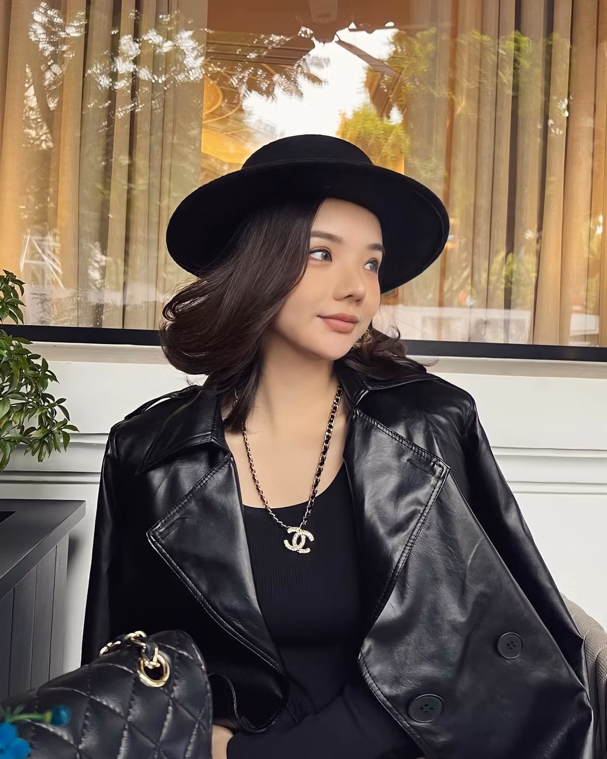 Ngoài thời gian làm việc, cả hai thường xuyên khoe những khoảnh khắc ngọt ngào, đi du lịch, check in sang chảnh trên trang cá nhân.