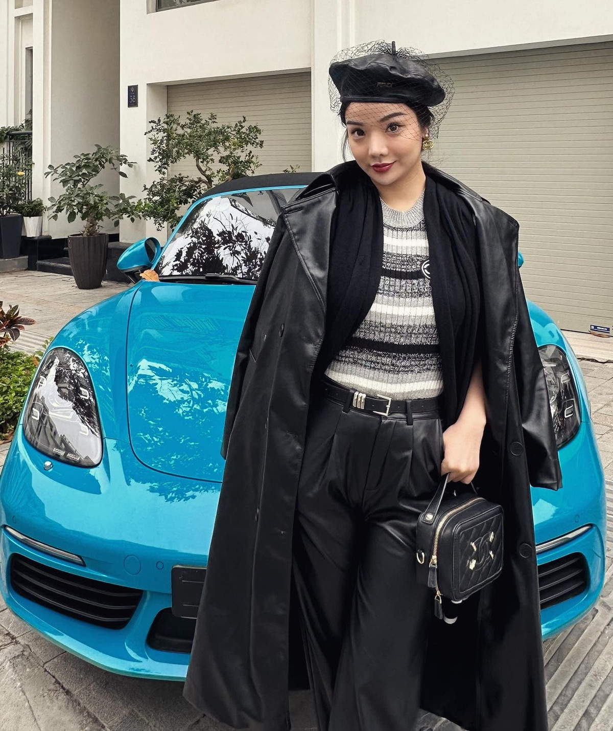 Cũng nhờ sự nổi tiếng này mà Phan Thị Thủy Tiên có dịp quen biết với người chồng hiện tại, có cuộc sống giàu sang nhiều người mơ ước.