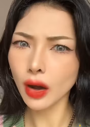 Một lúc sau chủ quán nước ra hỏi nữ TikToker có muốn gọi nước hay không, Tikka Hoàng Hiền lập tức từ chối vì dự định chỉ đến ăn, sau đó sẽ đến một quán khác để uống cà phê. Sau đó, chủ quán nước đã mời cô ra khỏi quán vì không gọi món mà lại sử dụng không gian của quán này.