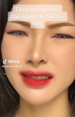 Sự việc TikToker Tikka Hoàng Hiền có phát ngôn “người Hà Nội sống quá bạc bẽo” hiện đang gây xôn xao trên MXH. Cụ thể, đoạn clip của cô chia sẻ về những trải nghiệm không tốt khi đến hàng bún chả, khách quá đông nên chủ quán đã bảo cô nàng ngồi vào quán nước bên cạnh.