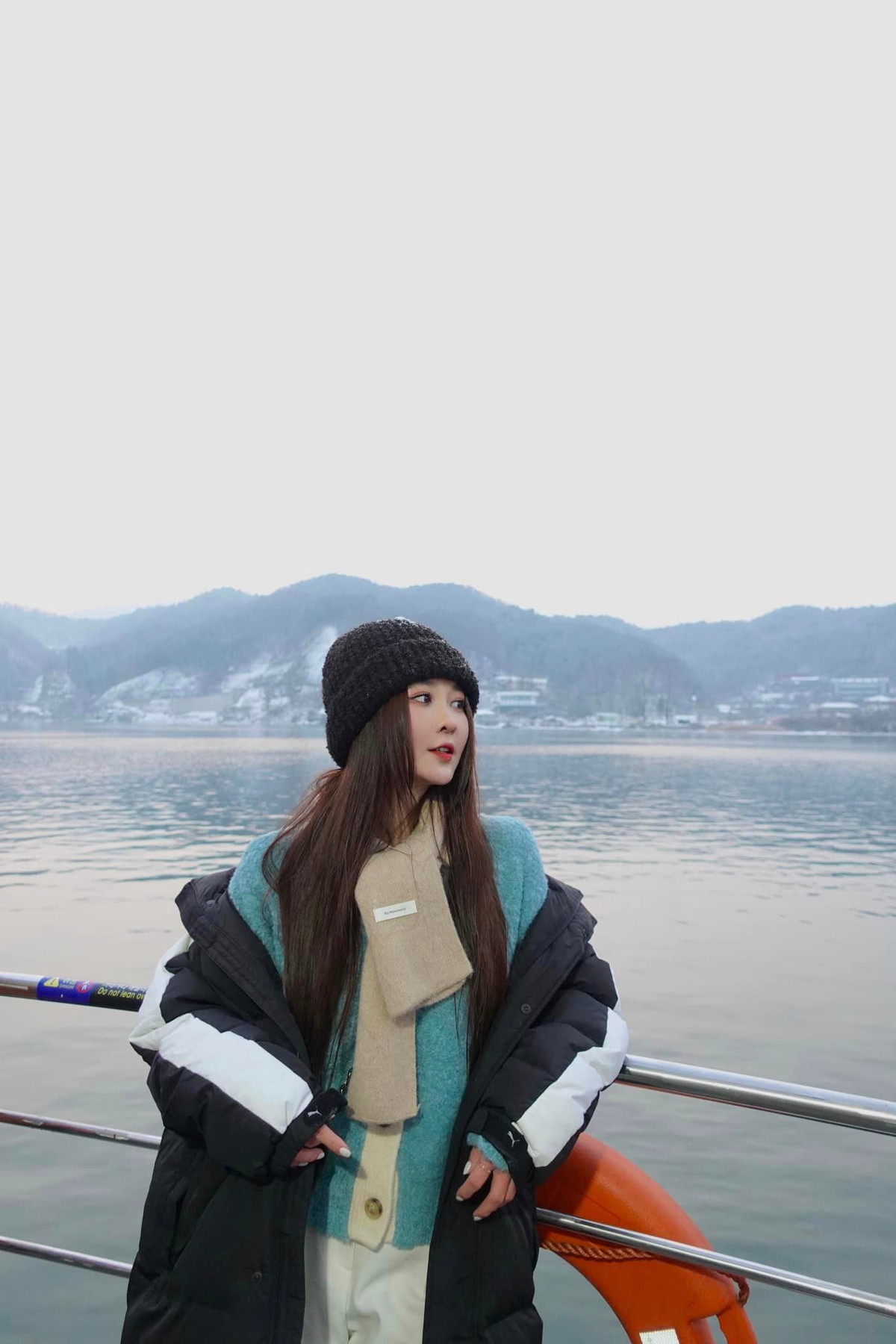 "Nữ thần tỷ view" ngoài đời có vẻ đẹp còn nổi bật và trẻ trung hơn cả trên màn ảnh nhất là những khi trang điểm nhẹ nhàng và xoã tóc bồng bềnh.