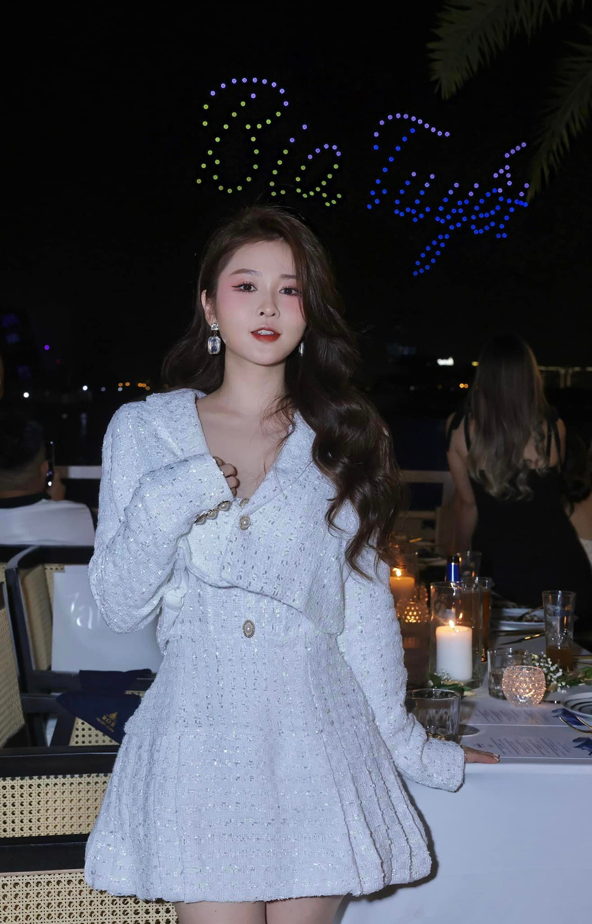 Gương mặt xinh đẹp và ngọt ngào như một nàng thiên thần, với làn da căng mịn như em bé thế này ai cũng nghĩ hot girl đình đám như nữ sinh trường cấp 3 mà thôi.