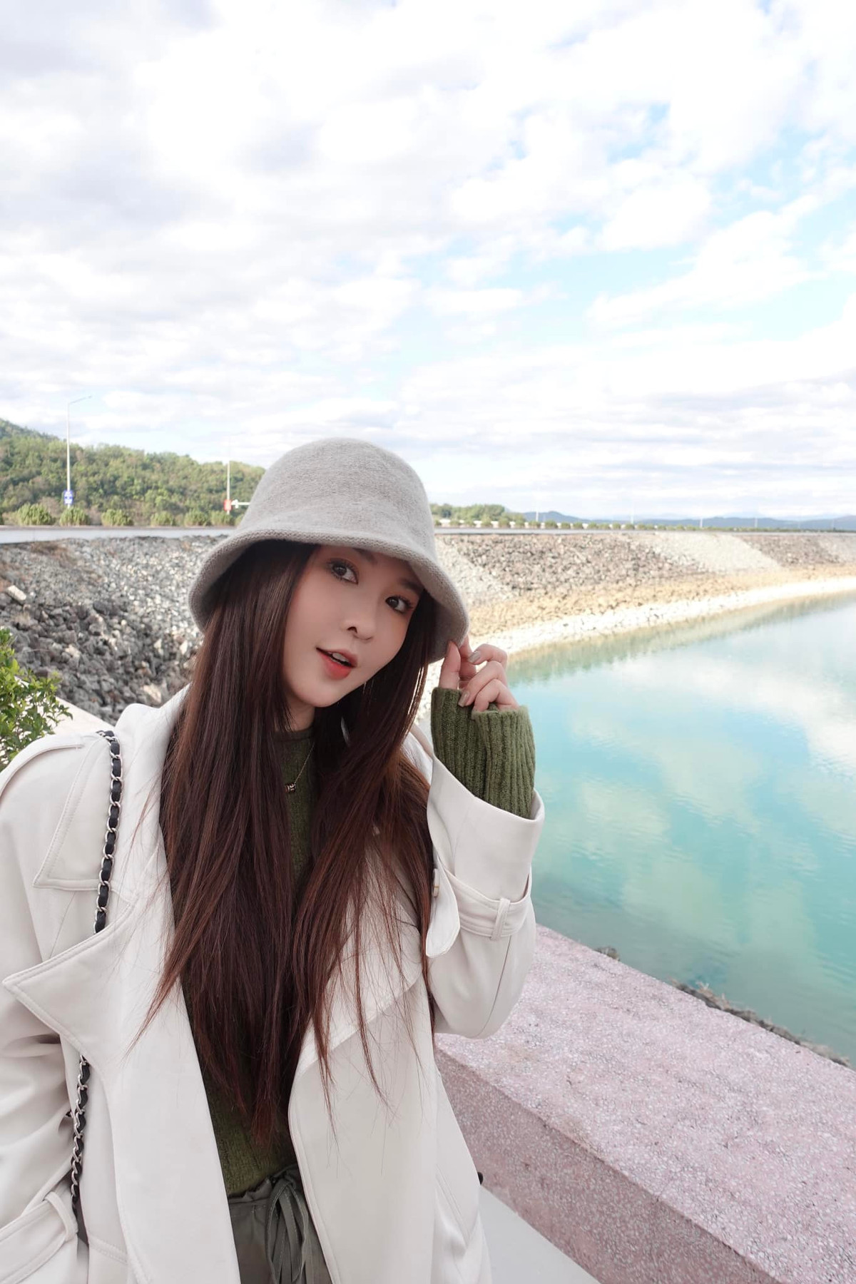 Sở hữu nhan sắc đáng yêu với gương mặt bầu bĩnh và đôi mắt to tròn, Ribi Sachi thường đảm nhận vai diễn hot girl trung học trong các series hài của FAPTV.