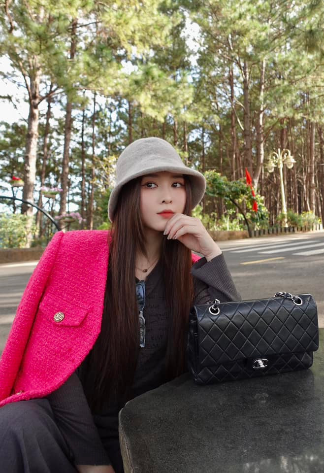 Vẻ ngoài đánh lừa thị giác cộng thêm hóa thân trong những bộ đồng phục học sinh nên nhiều khán giả từ lâu vẫn tưởng rằng Ribi Sachi chỉ ở độ tuổi đôi mươi.