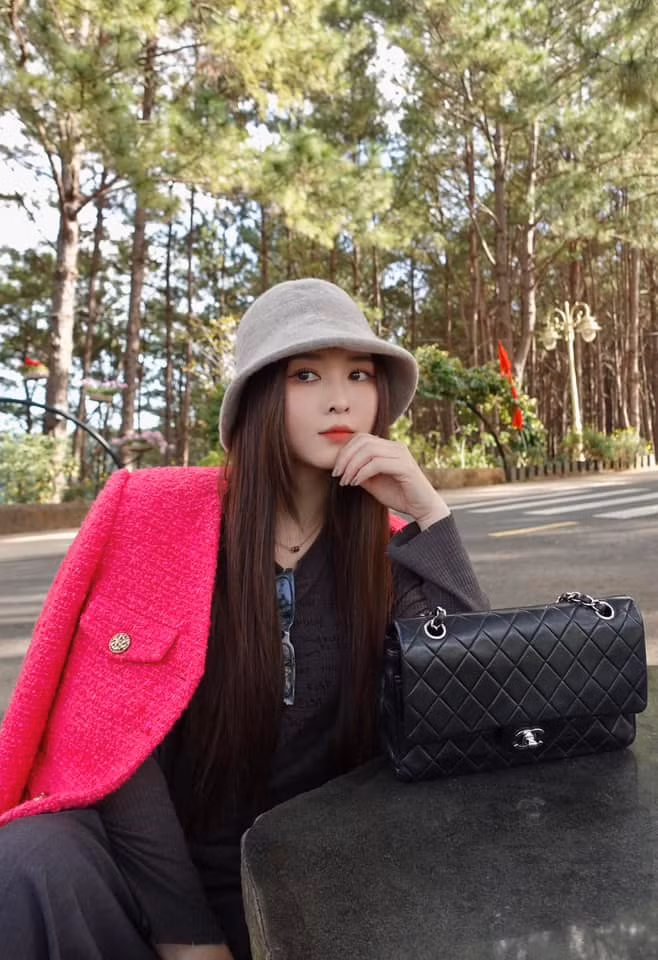 Vẻ ngoài đánh lừa thị giác cộng thêm hóa thân trong những bộ đồng phục học sinh nên nhiều khán giả từ lâu vẫn tưởng rằng Ribi Sachi chỉ ở độ tuổi đôi mươi.