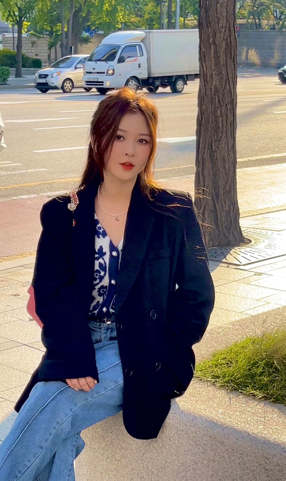 Ribi Sachi tên thật Thủy Nguyễn, cô sinh ra và lớn lên ở Pleiku, Gia Lai, là hot girl của “nhóm hài tỷ views” FAPTV.