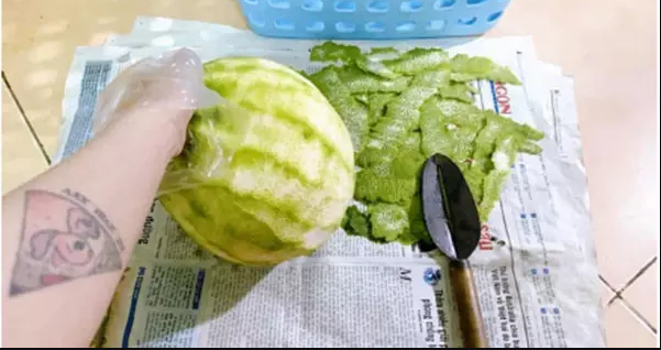 Cách gọt sạch vỏ bưởi có một không hai của cô gái này khiến ai cũng phải mở mang tầm mắt.