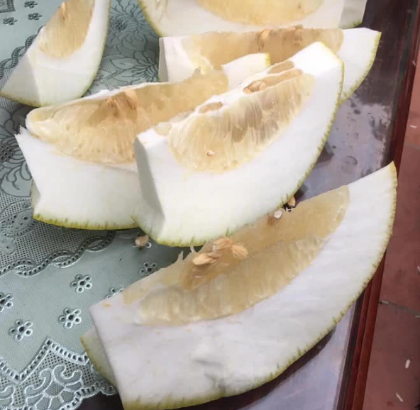 Màn cắt hoa quả độc lạ này sau khi chia sẻ lên MXH đã thu hút sự chú ý, hầu hết đều thắc mắc bởi kiểu bổ bưởi này vốn từng trở thành chủ đề gây cười trên mạng khi được nhận định là kiểu bổ bưởi của người lười.