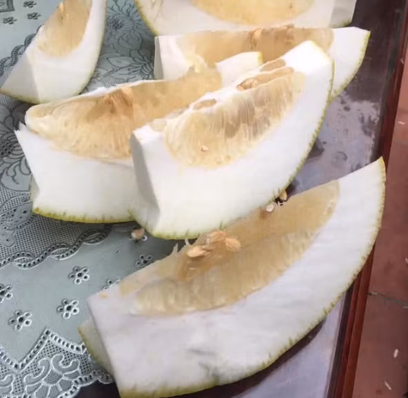 Màn cắt hoa quả độc lạ này sau khi chia sẻ lên MXH đã thu hút sự chú ý, hầu hết đều thắc mắc bởi kiểu bổ bưởi này vốn từng trở thành chủ đề gây cười trên mạng khi được nhận định là kiểu bổ bưởi của người lười.