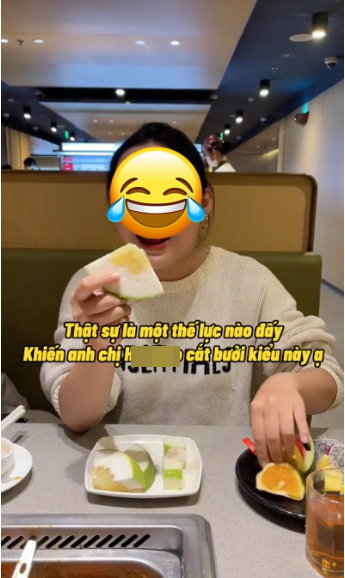 Trong đoạn clip được chia sẻ, quả bưởi ở chi nhánh này được nhân viên cắt thành từng miếng hình tam giác, đặc biệt là còn nguyên vỏ và cùi.