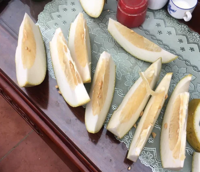 Có người cho rằng bổ như vậy để có thể... ăn được cả cùi. Cũng có người nói rằng đó là... điểm nhấn.