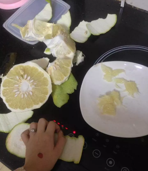 Trên mạng xã hội chia sẻ rầm rộ đoạn video chỉ cách bóc bưởi bằng việc bổ ngang trái và giữ nguyên cùi, sau đó dùng mũi dao cắt một đường nhỏ để tách từng múi bưởi ra. Nhưng có một sự thật là từ video cho đến thực tế là cả một quãng đường dài mà đời thì "không như là mơ".