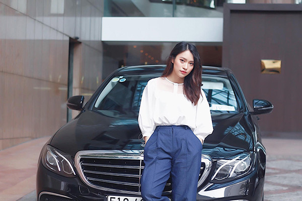 Trước đó, Khánh Vy đã tự mua xe hơi vào năm 19 tuổi, tặng bố mẹ một mảnh đất vào năm 20 tuổi.