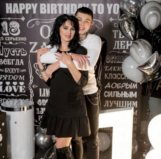 Dù sắp bước vào độ tuổi "ngũ tuần" nhưng mẹ vợ Bùi Tiến Dũng trẻ trung như chị em với cô con gái người mẫu.