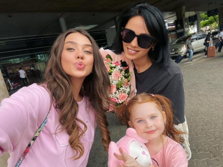 Cũng từ hình ảnh này cư dân mạng trầm trồ bởi nhan sắc xinh đẹp, trẻ trung của mẹ vợ thủ môn Bùi Tiến Dũng.