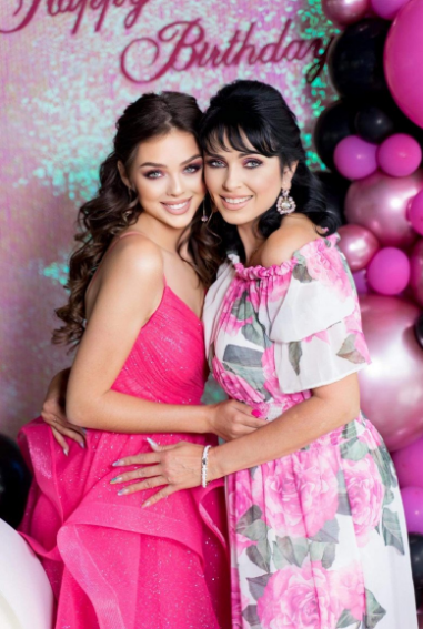 Tuy không rõ, mẹ vợ chàng thủ môn điển trai bậc nhất làng bóng Việt sinh năm bao nhiêu, nhưng Dianka là con cả nên nhìn hình có thể ước chừng, quý cô có thể đang tuổi trung niên hoặc ngũ tuần.