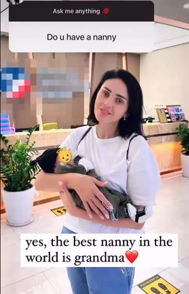 Cụ thể có người hâm mộ hỏi rằng cô có thuê bảo mẫu chăm con không? Lập tức hot mom trả lời rằng bảo mẫu tốt nhất chính là mẹ ruột của mình.