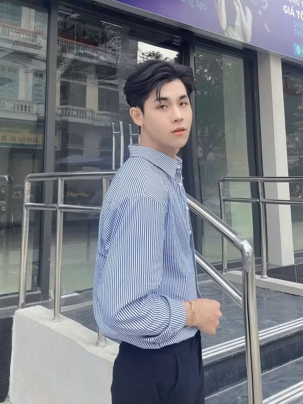 Theo tìm hiểu thầy giáo trẻ có tên N.V.C (SN 2000, đến từ Hưng Yên). 10X tốt nghiệp ĐH Sư phạm Hà Nội vào tháng 6 năm ngoái.