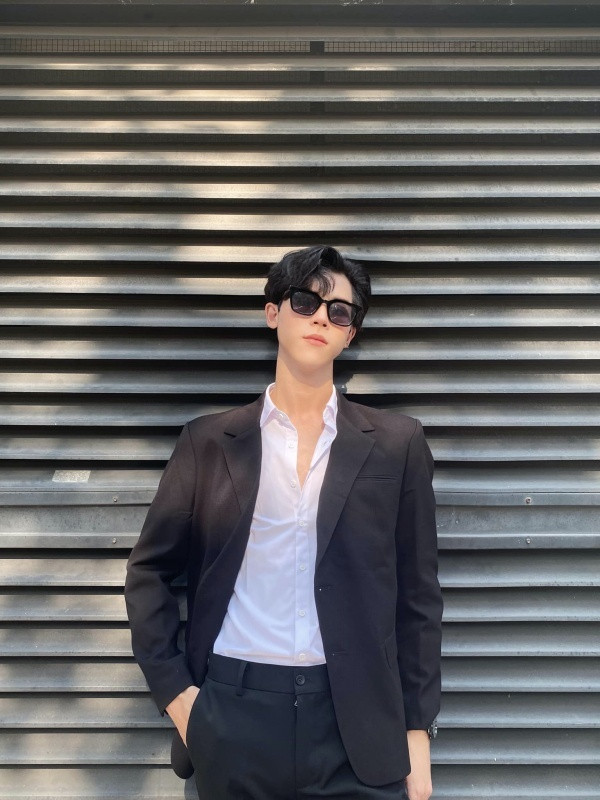 Thầy giáo 10X sở hữu gu thời trang đa dạng, đậm chất các trai đẹp Hàn Quốc.