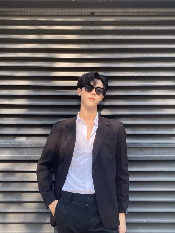 Thầy giáo 10X sở hữu gu thời trang đa dạng, đậm chất các trai đẹp Hàn Quốc.