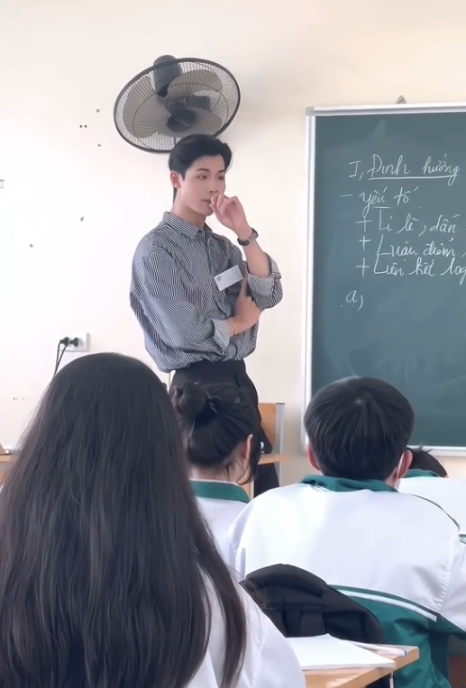 Dù là clip quay lén vẫn không thể "dìm hàng" ngoại hình của chính chủ. Dân mạng liên tục đòi xin info của soái ca thầy giáo này.