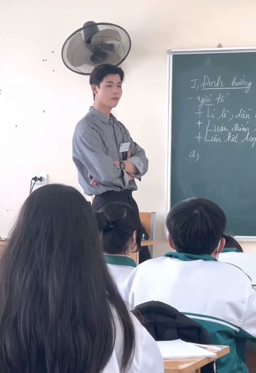 “Thanh niên nay giảng bài hăng say quá”, tài khoản TikTok N.V.C. chia sẻ clip về bản thân đang đứng trên bục giảng.