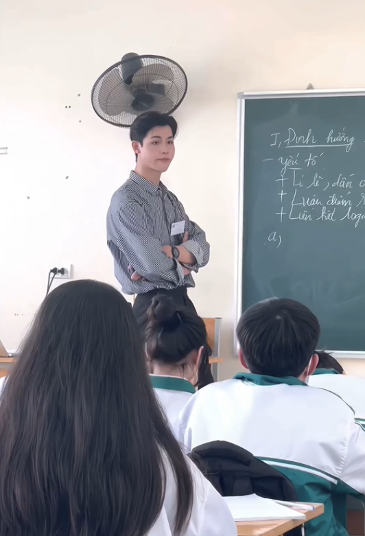 Trong hình ảnh lan truyền, thầy giáo điển trai diện áo sơ mi và quần âu giản dị tập trung giảng bài cho học sinh. Nhưng anh gây ấn tượng với ngoại hình sáng, gương mặt cực điển trai.
