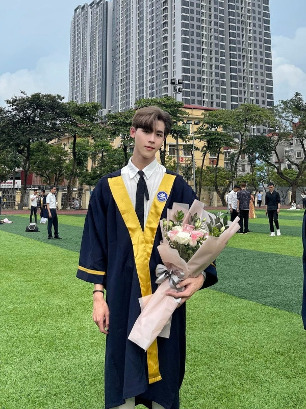 Ngoài công việc chính là giảng dạy, anh chàng còn là một mẫu ảnh cho nhiều nhãn hàng, chương trình, sự kiện.