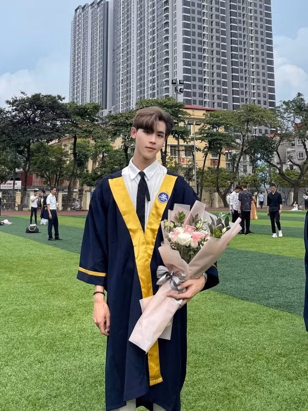 Ngoài công việc chính là giảng dạy, anh chàng còn là một mẫu ảnh cho nhiều nhãn hàng, chương trình, sự kiện.