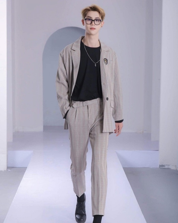 Ngoài nổi bật với vẻ đẹp trai anh còn có học lực khá giỏi khi nhận giảng dạy ôn thi đại học ngay từ khi chưa ra trường.