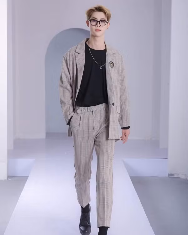 Ngoài nổi bật với vẻ đẹp trai anh còn có học lực khá giỏi khi nhận giảng dạy ôn thi đại học ngay từ khi chưa ra trường.