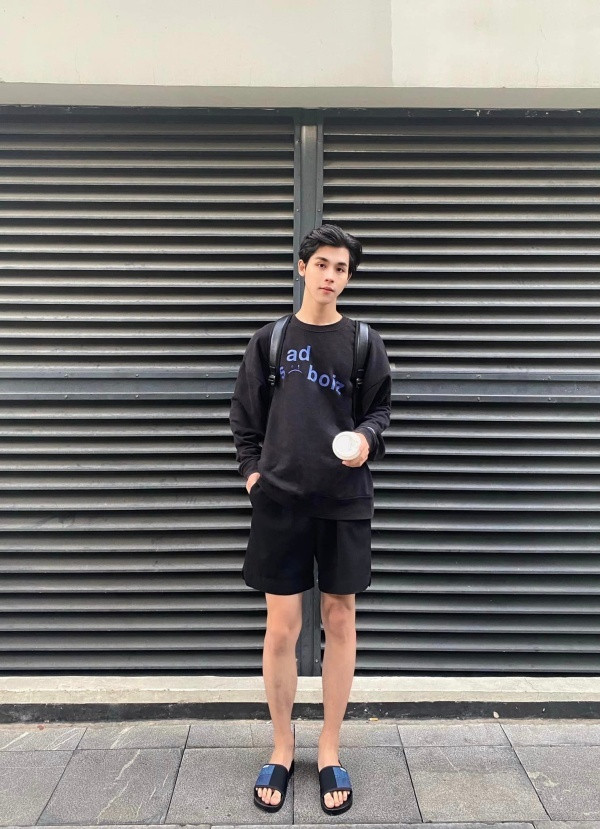 Ngoài đời, anh cũng là người có tính cách khá năng động, vui vẻ và dễ thương.