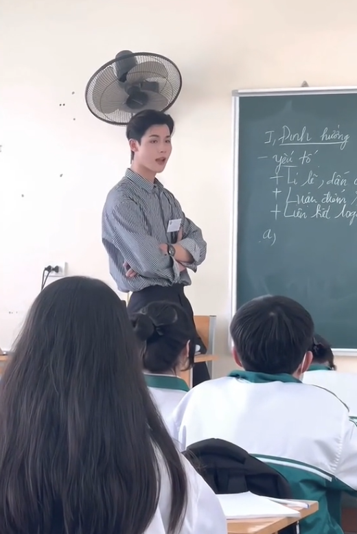 Đoạn clip ghi lại hình ảnh một thầy giáo có ngoại hình chuẩn soái ca khiến netizen đứng ngồi không yên.