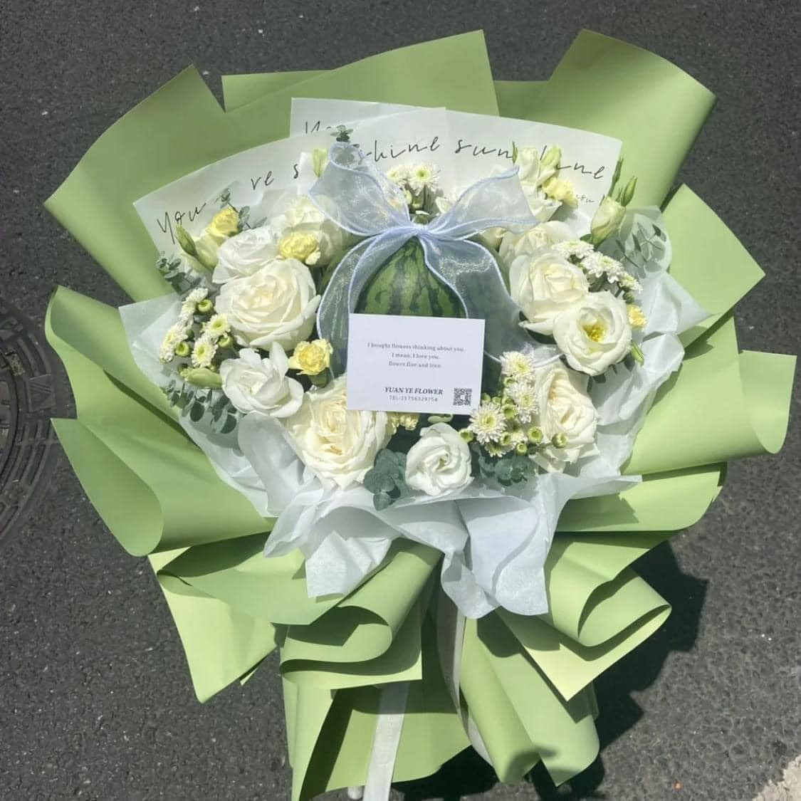 Bó hoa với tâm điểm là quả dưa hấu cũng khiến chị em "lịm tim". Ảnh: Tuan Dinh Zin